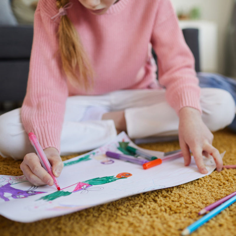 Enfant qui dessine