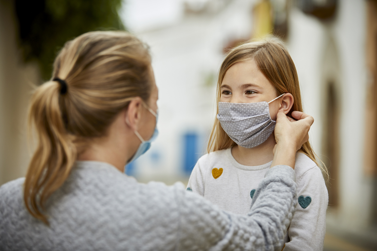 Une enfant masque émotions