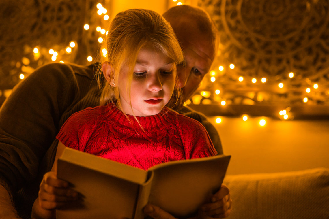 Petite fille et son papa lisent une histoire 