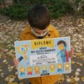 Un enfant tient le diplôme du confinement