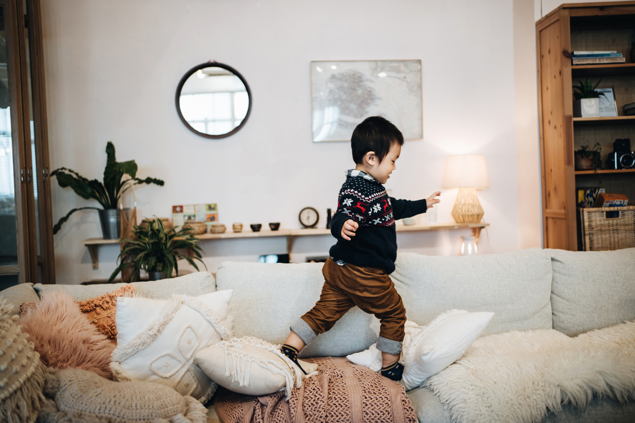 Enfant qui court sur un canapé, parcours psychomoteur