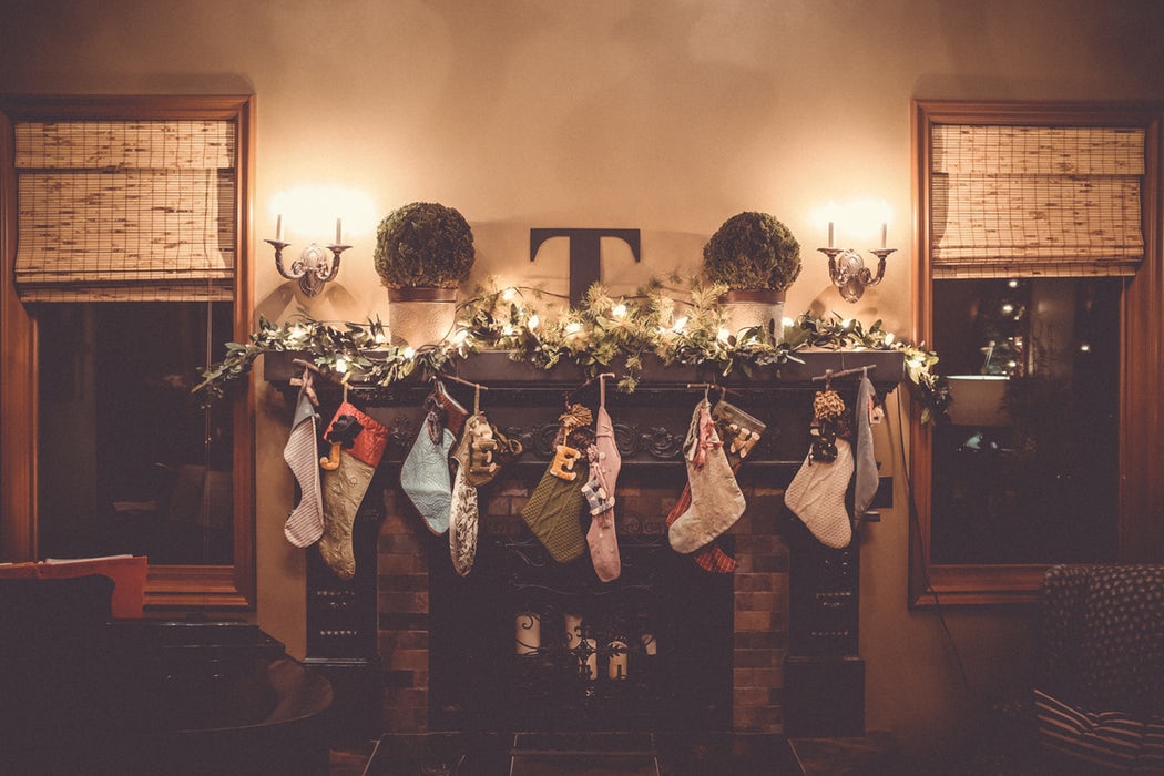 Une cheminée à laquelle sont accrochées des chaussettes