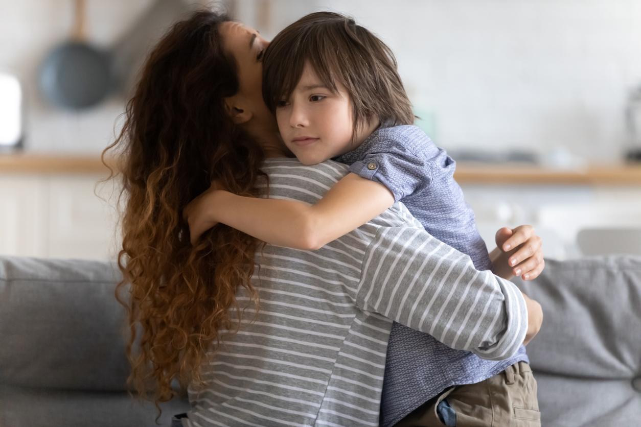 Enfant hypersensible cherchant du réconfort