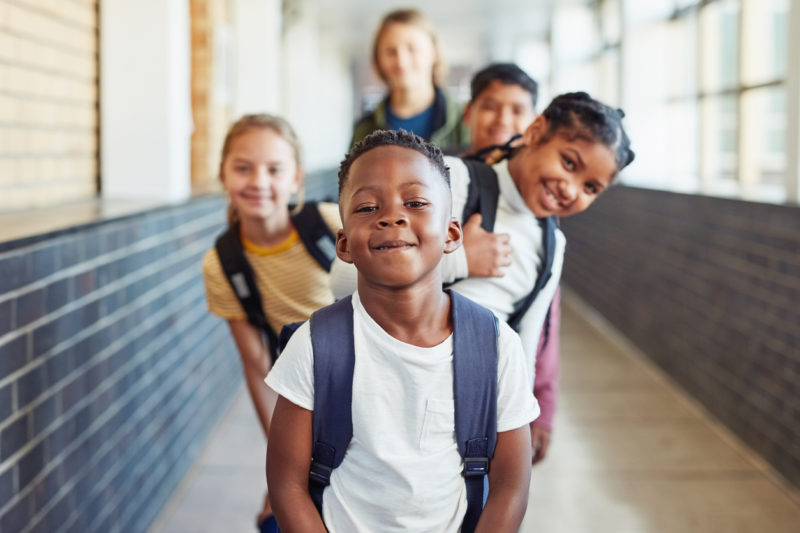 Plusieurs enfants heureux d'être à l'école