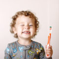 Un garçon se brosse les dents pour préserver sa santé bucco-dentaire
