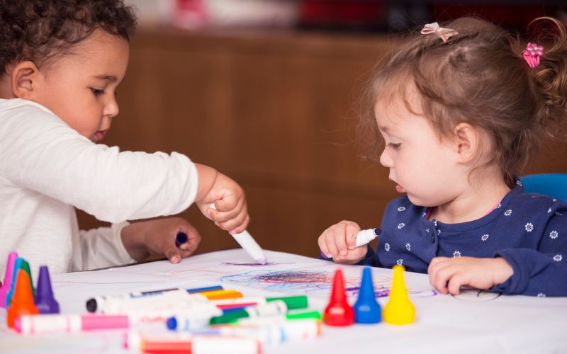Enfants qui dessinent