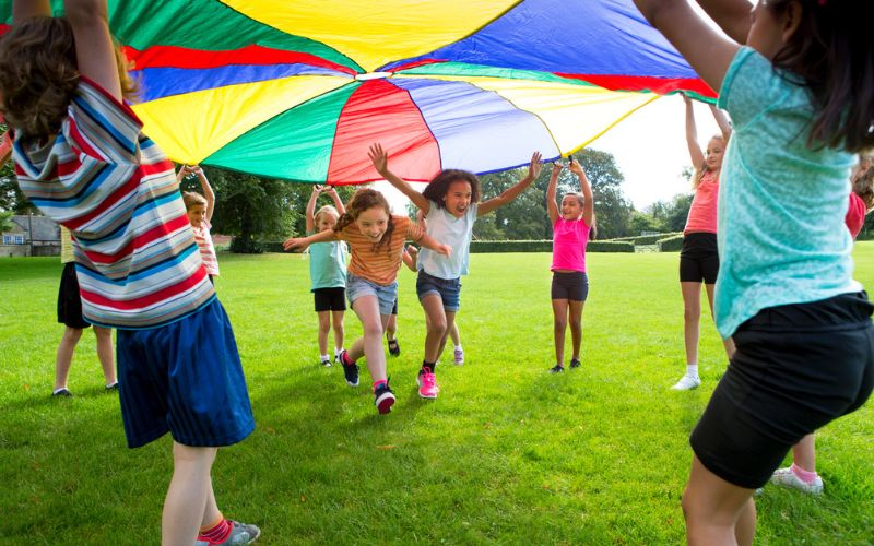 Enfants qui jouent au jeu du parachute
