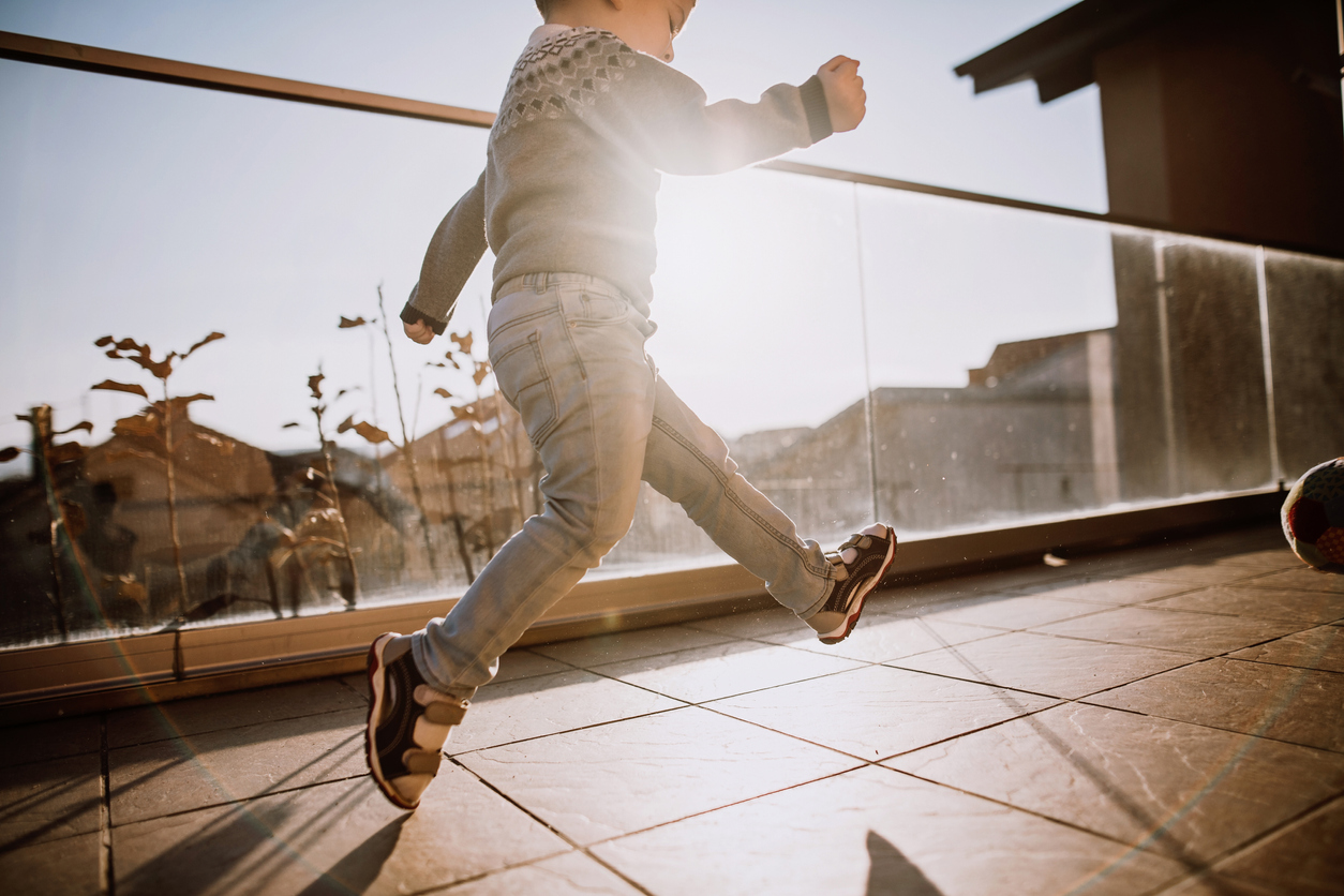 petit enfant qui s'élance 