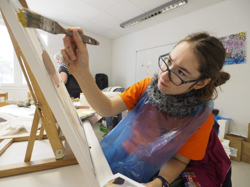 Thalia en plein travail artistique pendant la 4e édition de la Biennale Art et Handicap.