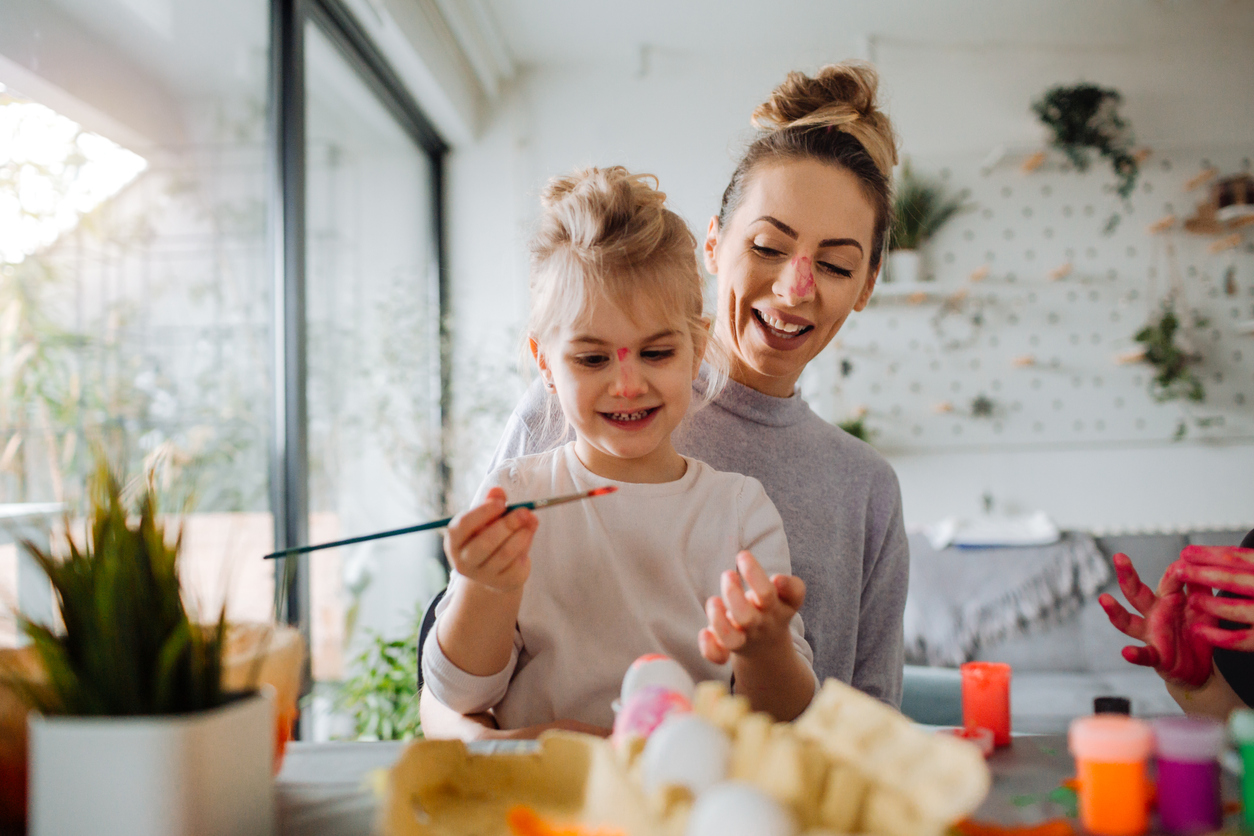 Une enfant et sa mère font de la peinture