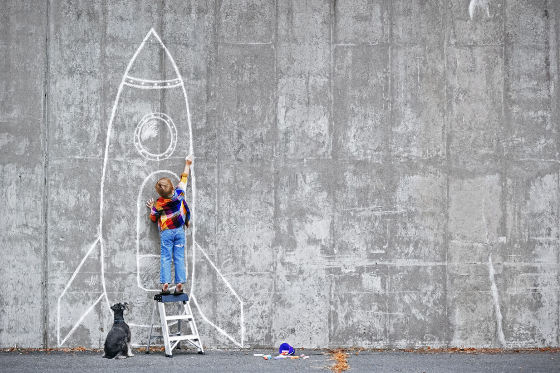 Enfant dessinant une fusée