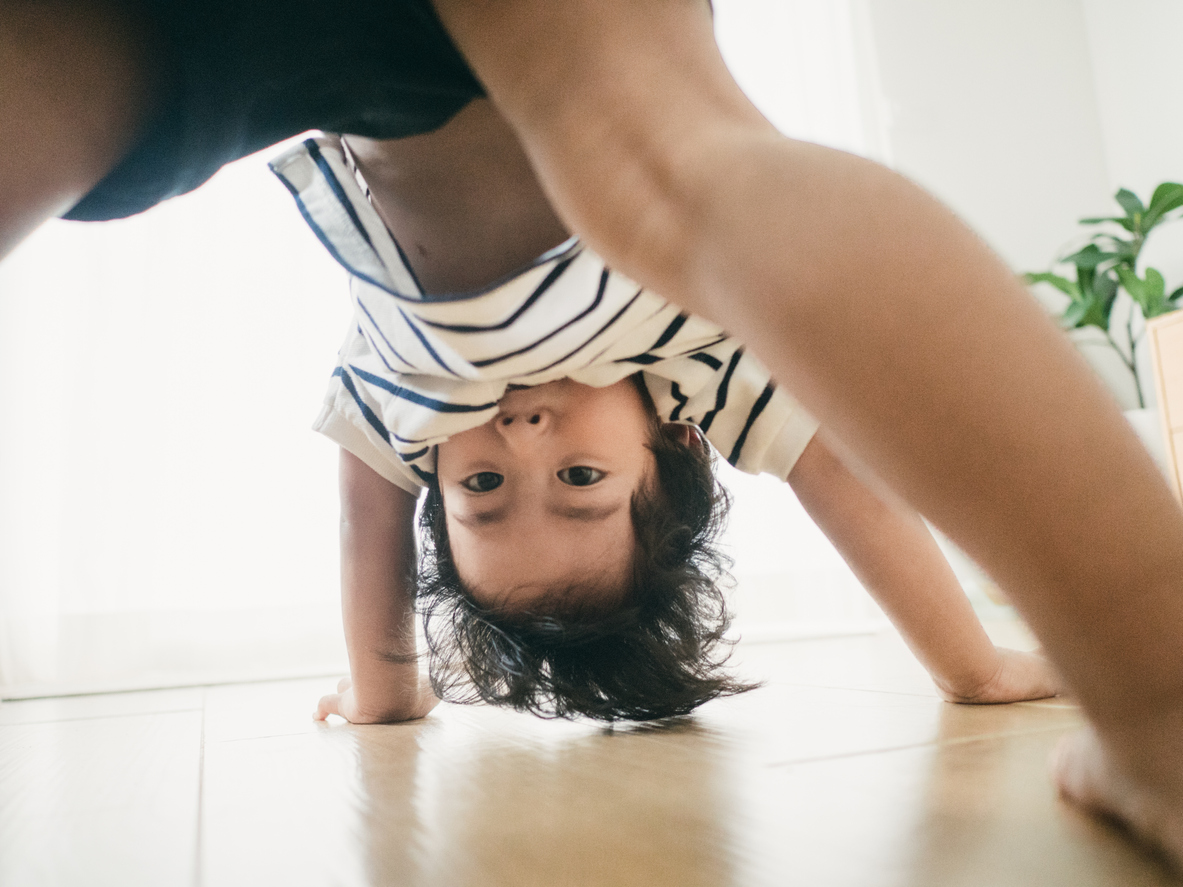 Un enfant cherche son équilibre