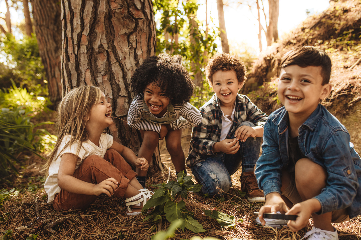 Des enfants qui explorent l'environnement