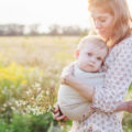 Une maman porte son bébé