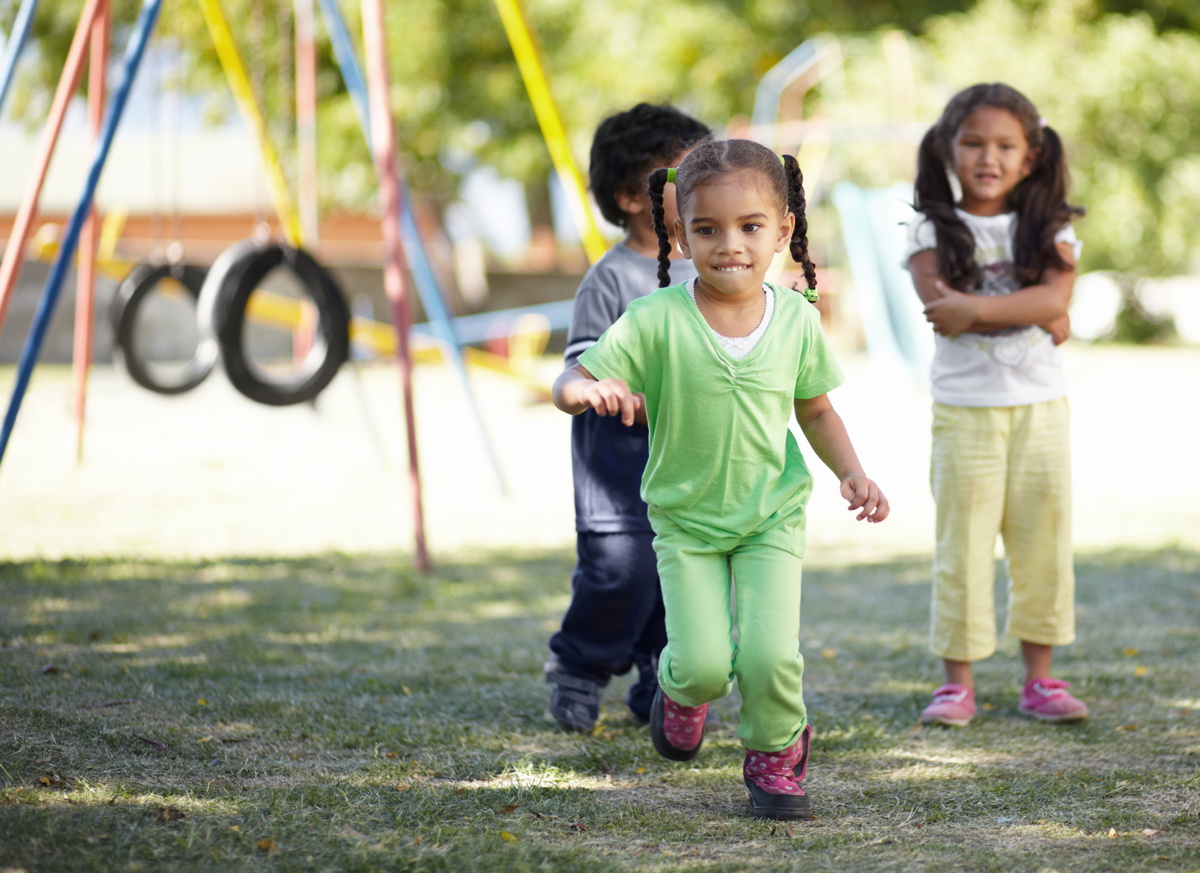 Des enfants courent dans un parc 