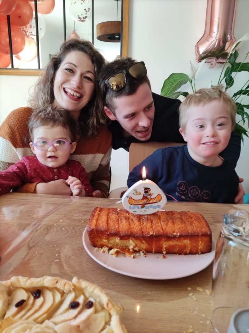 Gabriel, porteur de trisomie 21, avec ses parents et sa petite sœur