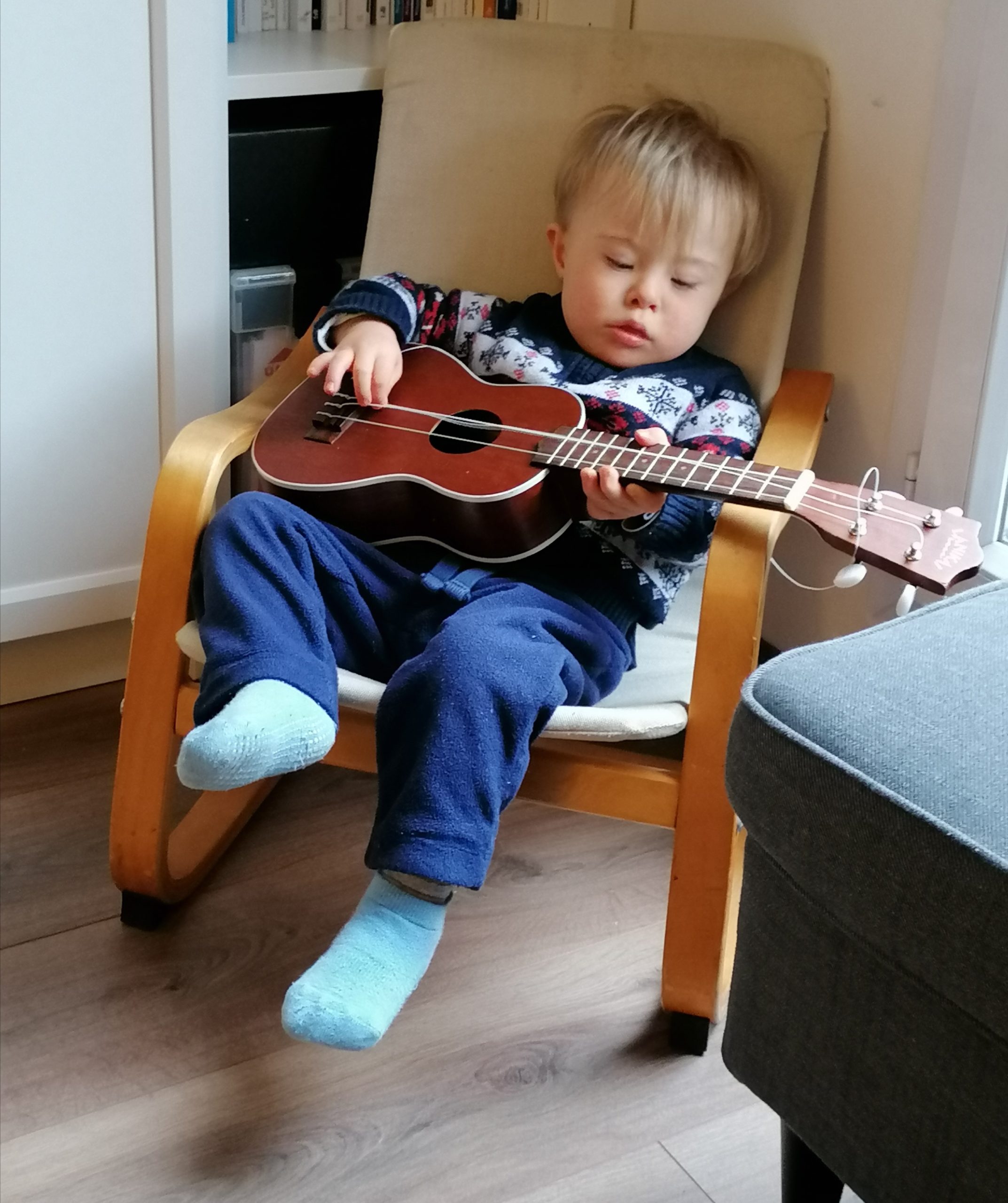 Christian joue de la guitare.