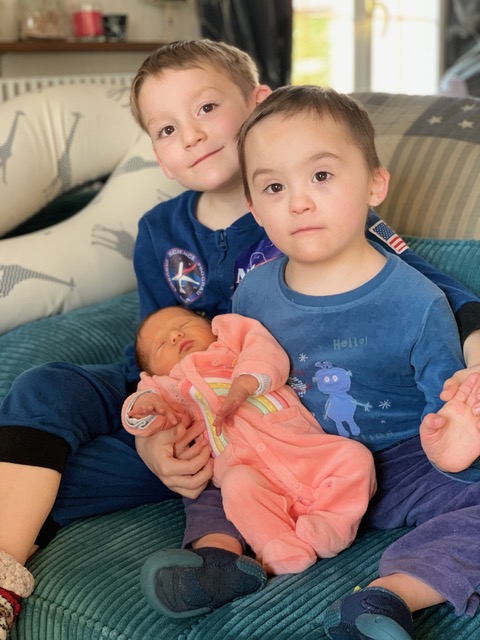 Nathanaël avec son frère et sa petite soeur nouveau-né.