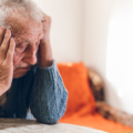 Un homme âge avec un air inquiet