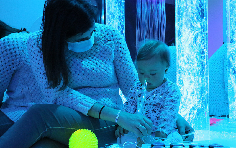 La photo de Cassie et de sa maman dans une chambre multisensorielle