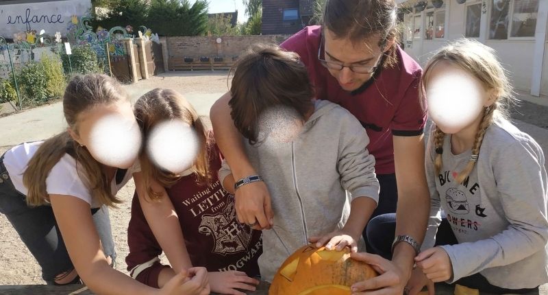 Tristan dans son rôle d'animateur d'enfants.