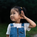 Une jeune fille tend l'oreille - journée nationale de l'audition