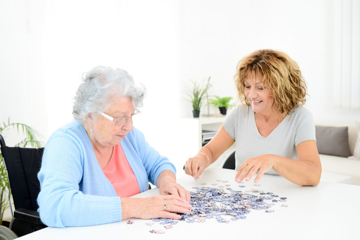 Deux personnes jouant à faire un puzzle, les bienfaits des puzzles