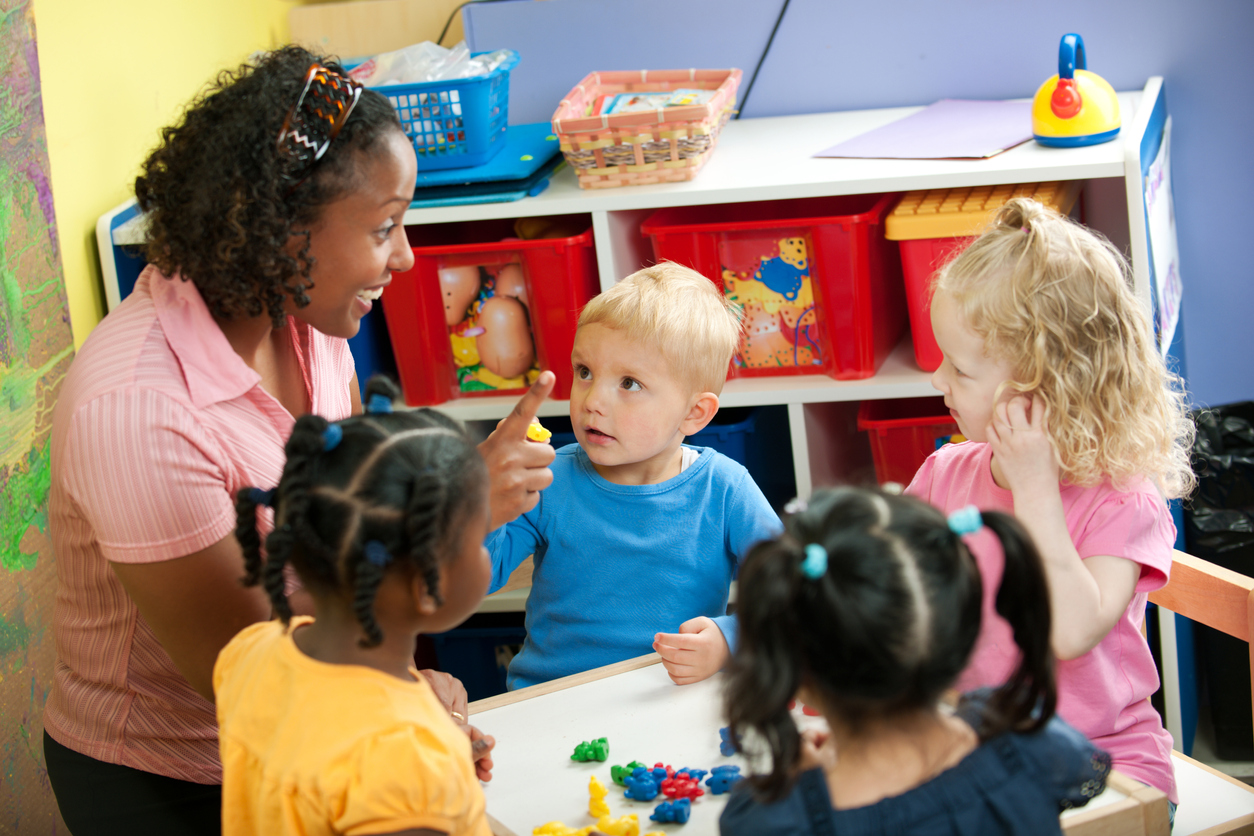 De jeunes enfants apprennent les nombres avec leur enseignante de maternelle.