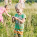 Une petite fille observe la nature