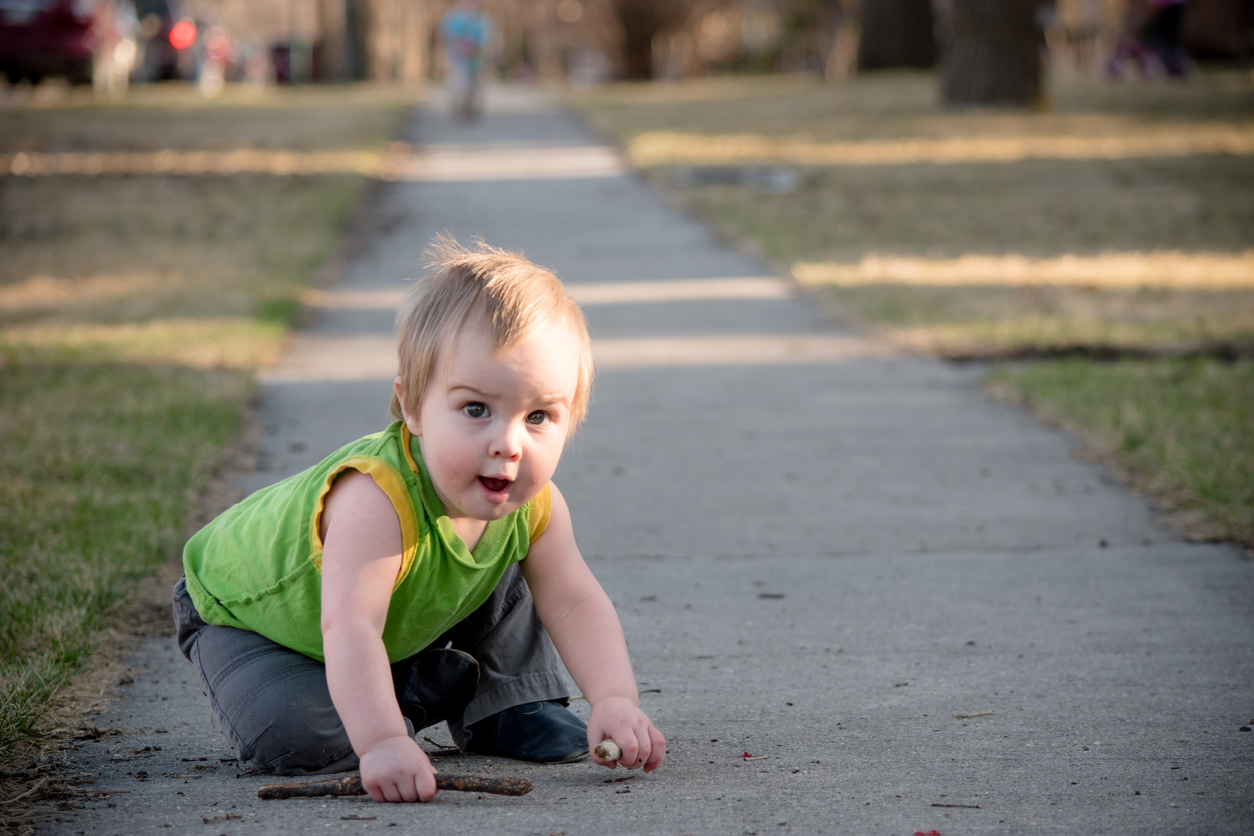 Enfant bébé qui se lève apres être tomber apprendre à marcher