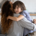 COVID et santé mentale : une maman fait un câlin à son fils