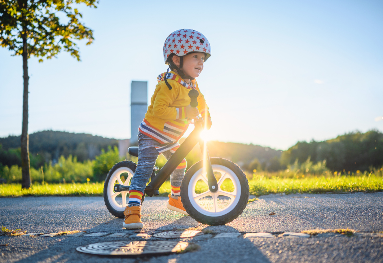 Apprendre à son enfant à faire du vélo… sans les petites roues !