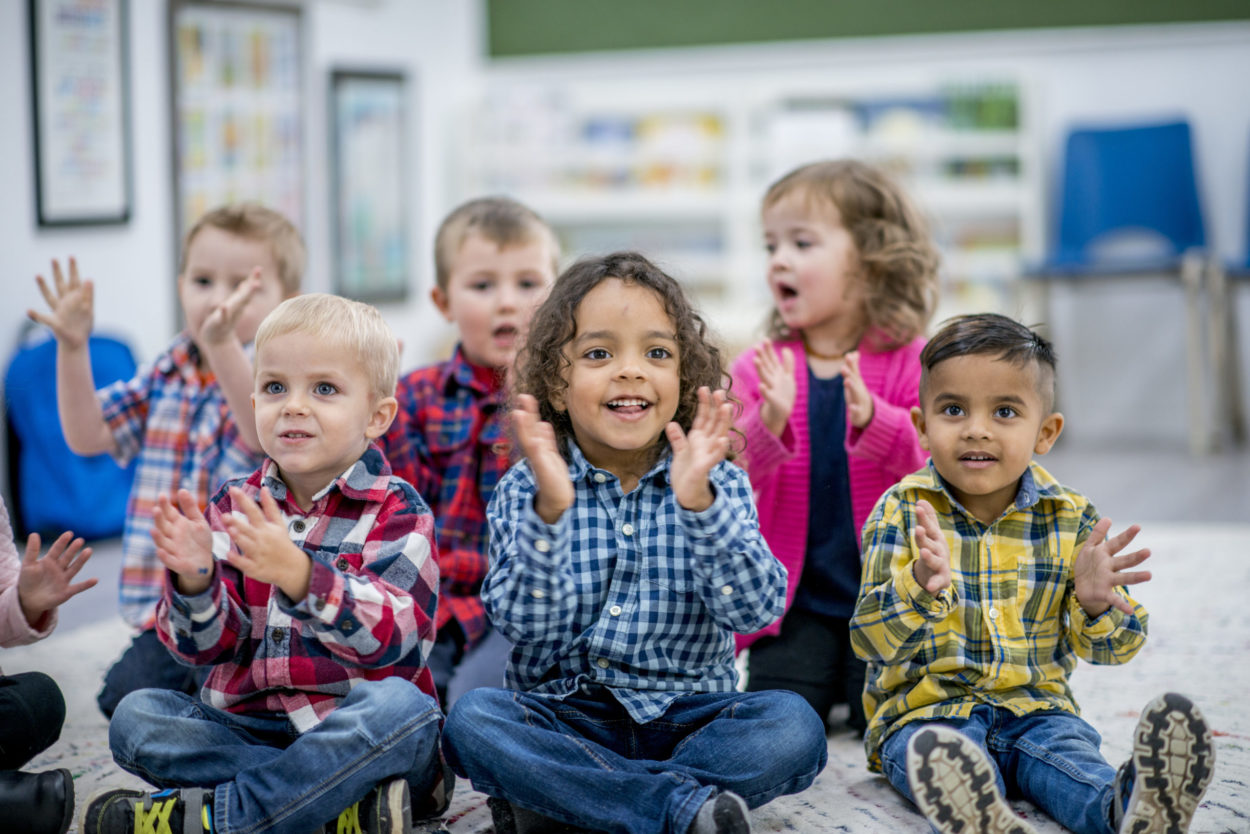 Groupe d'enfants qui applaudit