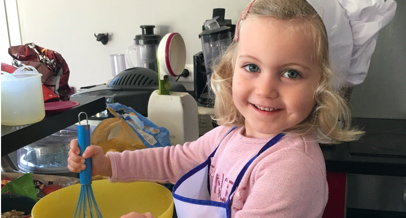 Une enfant cuisine un gâteau 