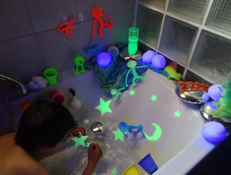 Milo cherche les étoiles phosphorescentes dans son bain sensoriel.