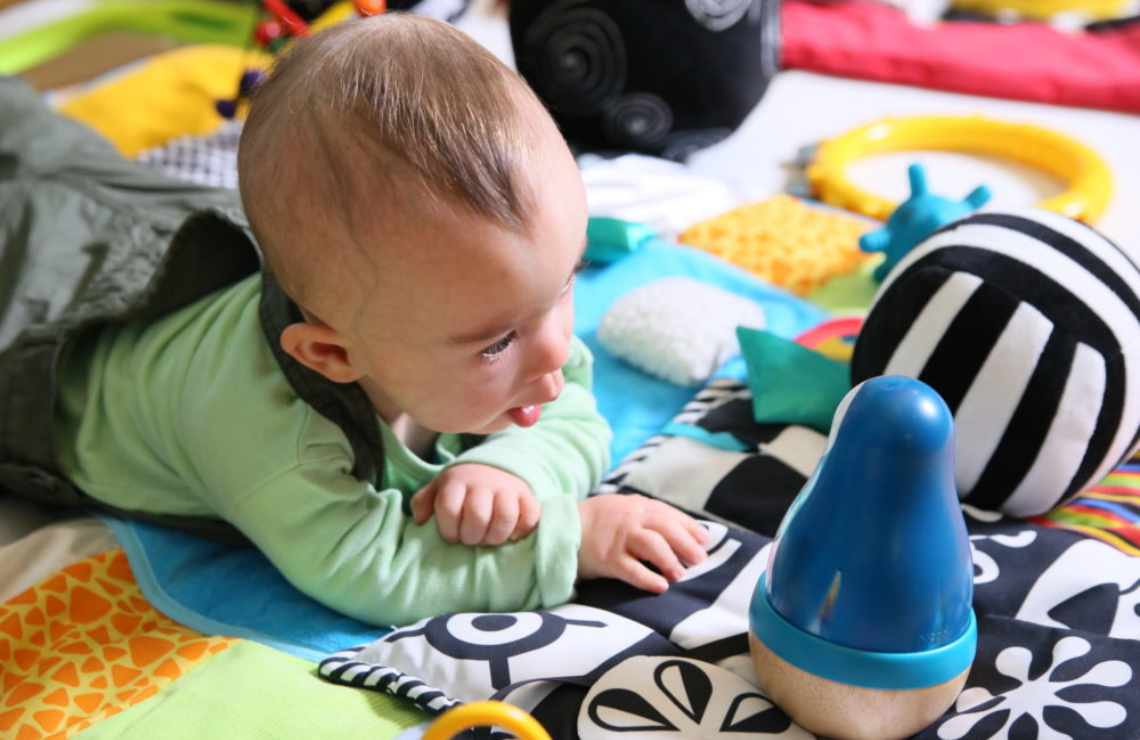 Un bébé qui explore son environnement