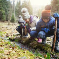 Des enfants apprennent et observent la nature