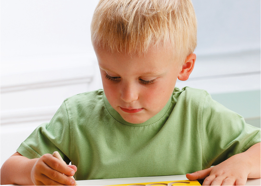 Un enfant écrit