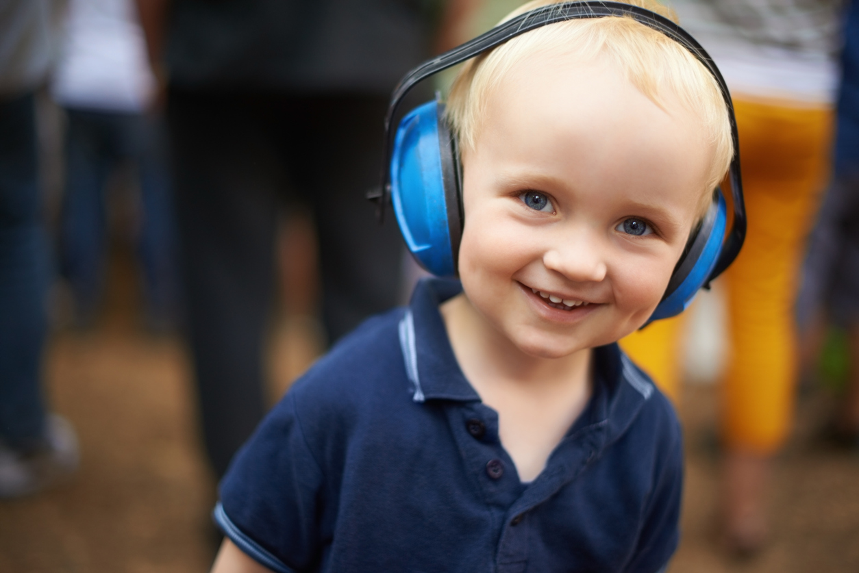 garçon avec casque antibruit