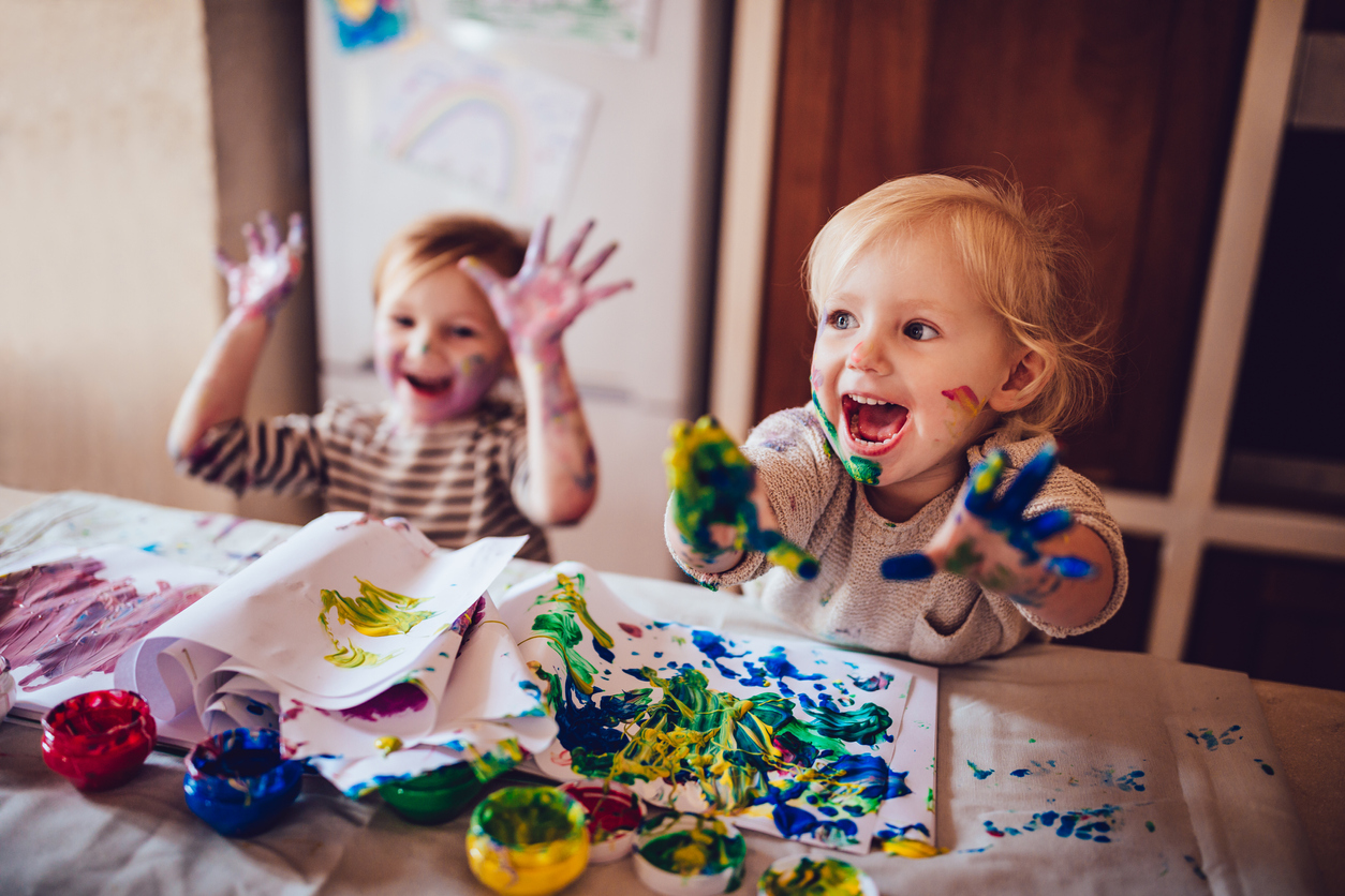 Enfants heureux jouent avec de la peinture 