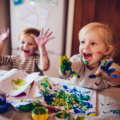 Deux enfants font des activités créatives