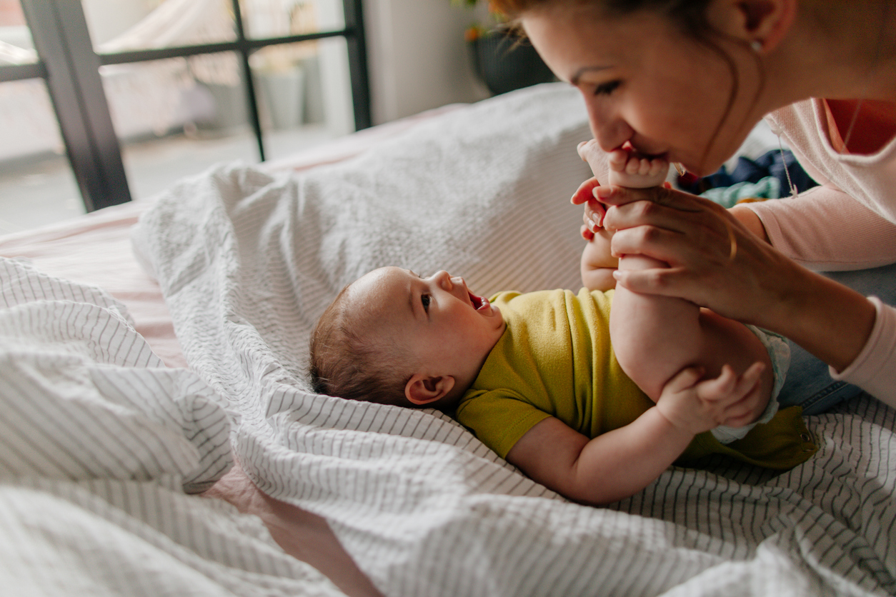 12 activités sensorielles à faire avec bébé - Blog Hop'Toys