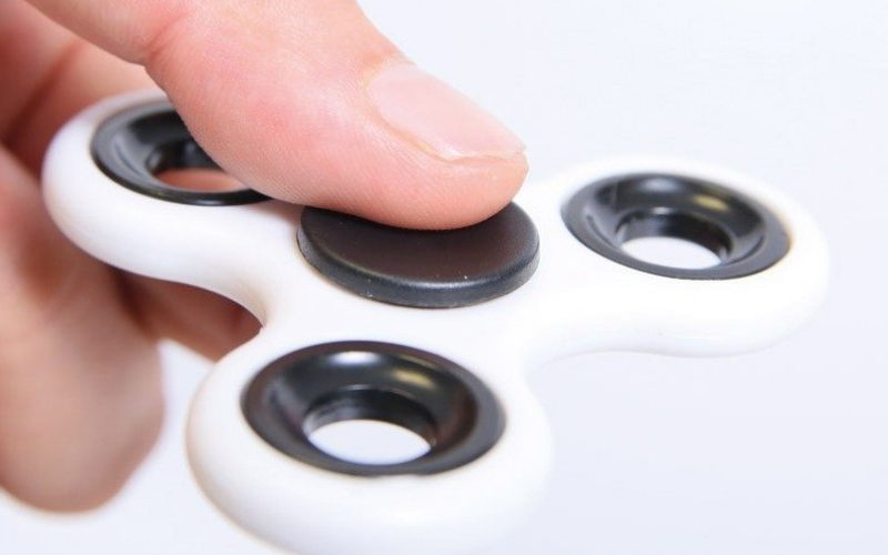 Le Hand spinner, l'outil qui à fait connaître les fidgets au monde