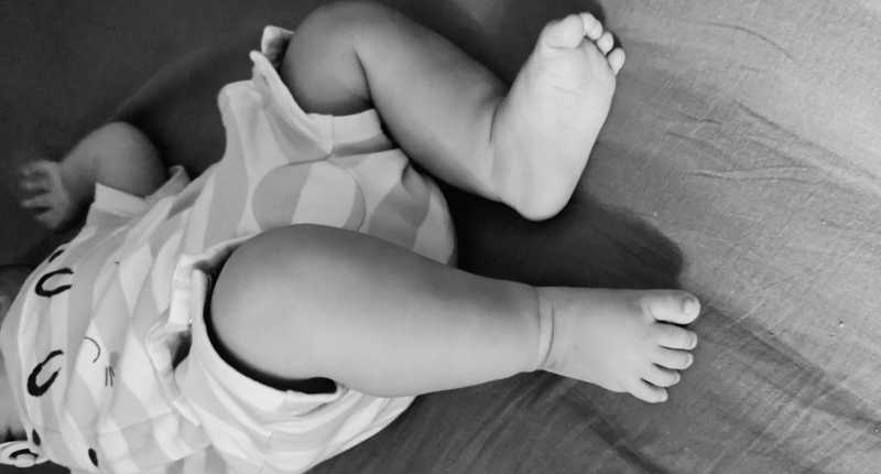 pieds nus d'un bébé en noir et blanc
