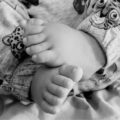 pieds nus d'un bébé en noir et blanc