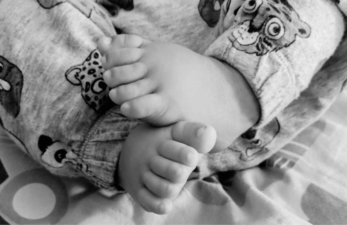 Pourquoi faut-il laisser bébé pieds nus ? - Blog Hop'Toys