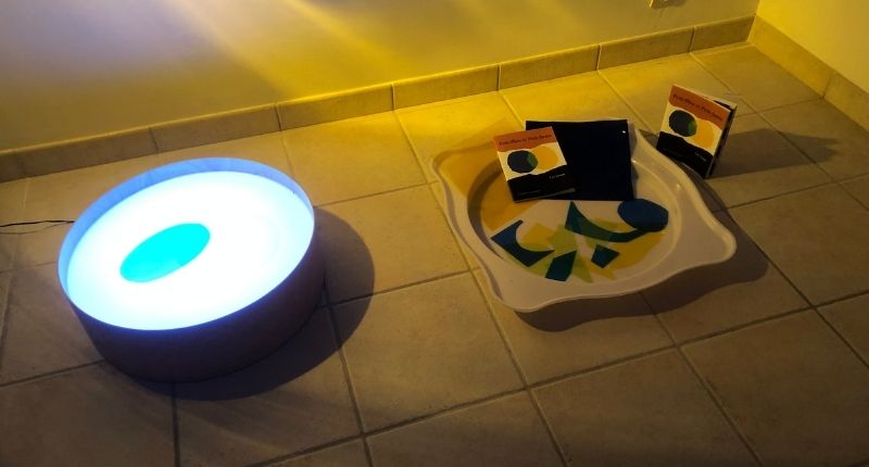 activité table lumineuse et mélange de bleu et jaune