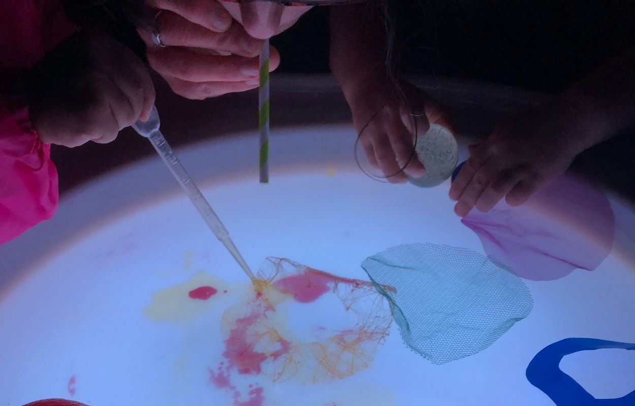 Activités artistiques avec la table lumineuse