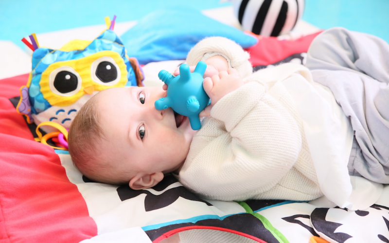 Un bébé sur un tapis de jeu sensoriel
