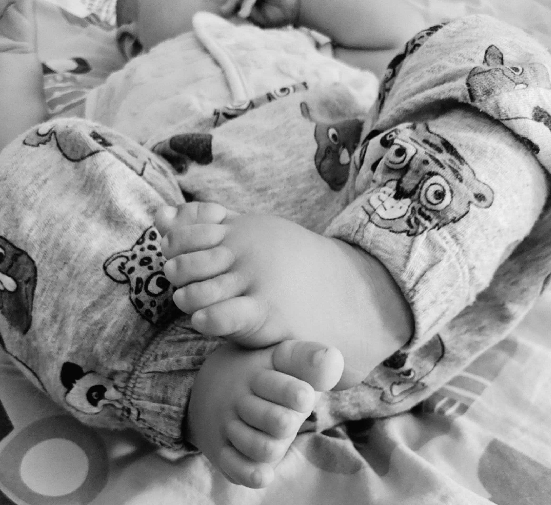 bébé pieds nus